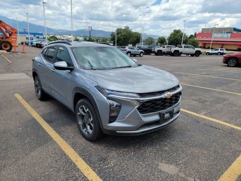 Used 2024 Chevrolet Trax LT w/ Driver Confidence Package FWD image 3
