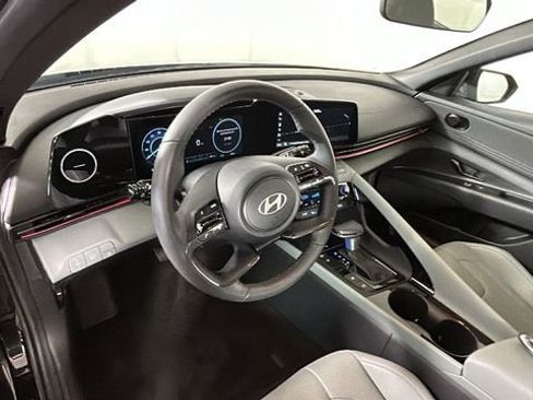 Used 2025 Hyundai Elantra Limited FWD image 14