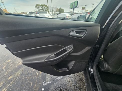 Used 2016 Ford Focus SE w/ Reverse Sensing Package image 33