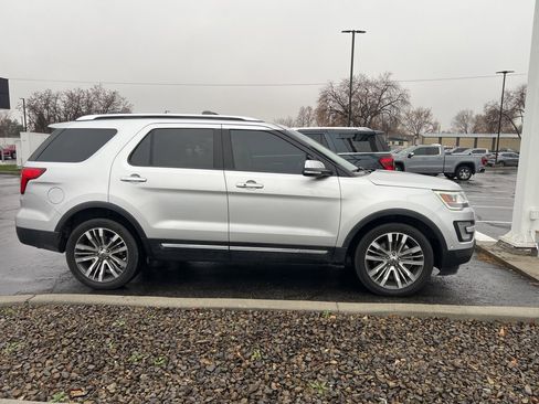 Used 2017 Ford Explorer Platinum image 3