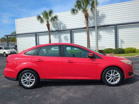 Used 2017 Ford Focus SE FWD image 4
