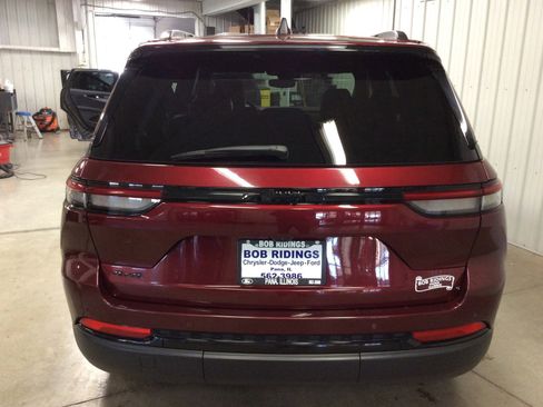 Used 2024 Jeep Grand Cherokee Altitude image 4