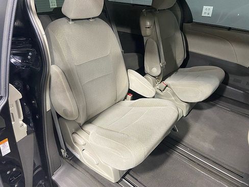 Used 2017 Toyota Sienna LE image 16