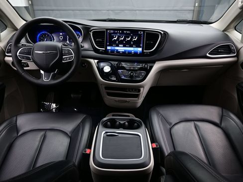 Used 2023 Chrysler Pacifica Touring-L FWD image 21