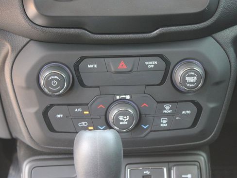 Used 2018 Jeep Renegade Latitude w/ Cold Weather Group AWD/4WD image 24