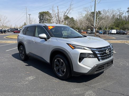 Used 2025 Nissan Rogue SV image 3