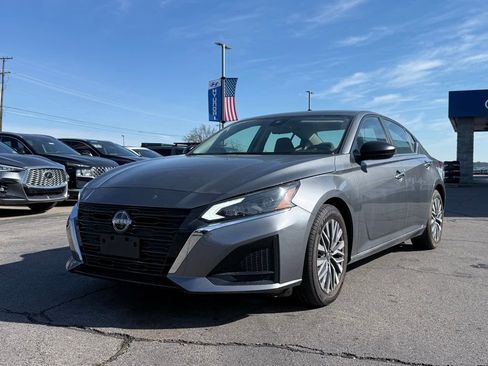 Used 2024 Nissan Altima 2.5 SV image 3