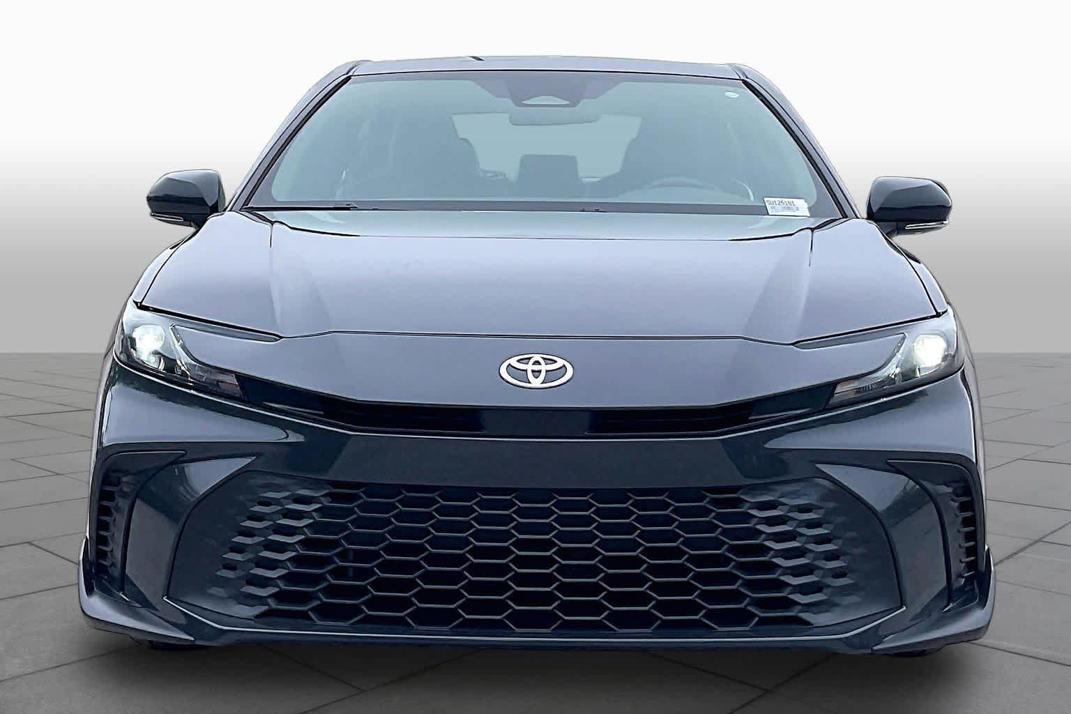 Used 2025 Toyota Camry SE FWD image 4