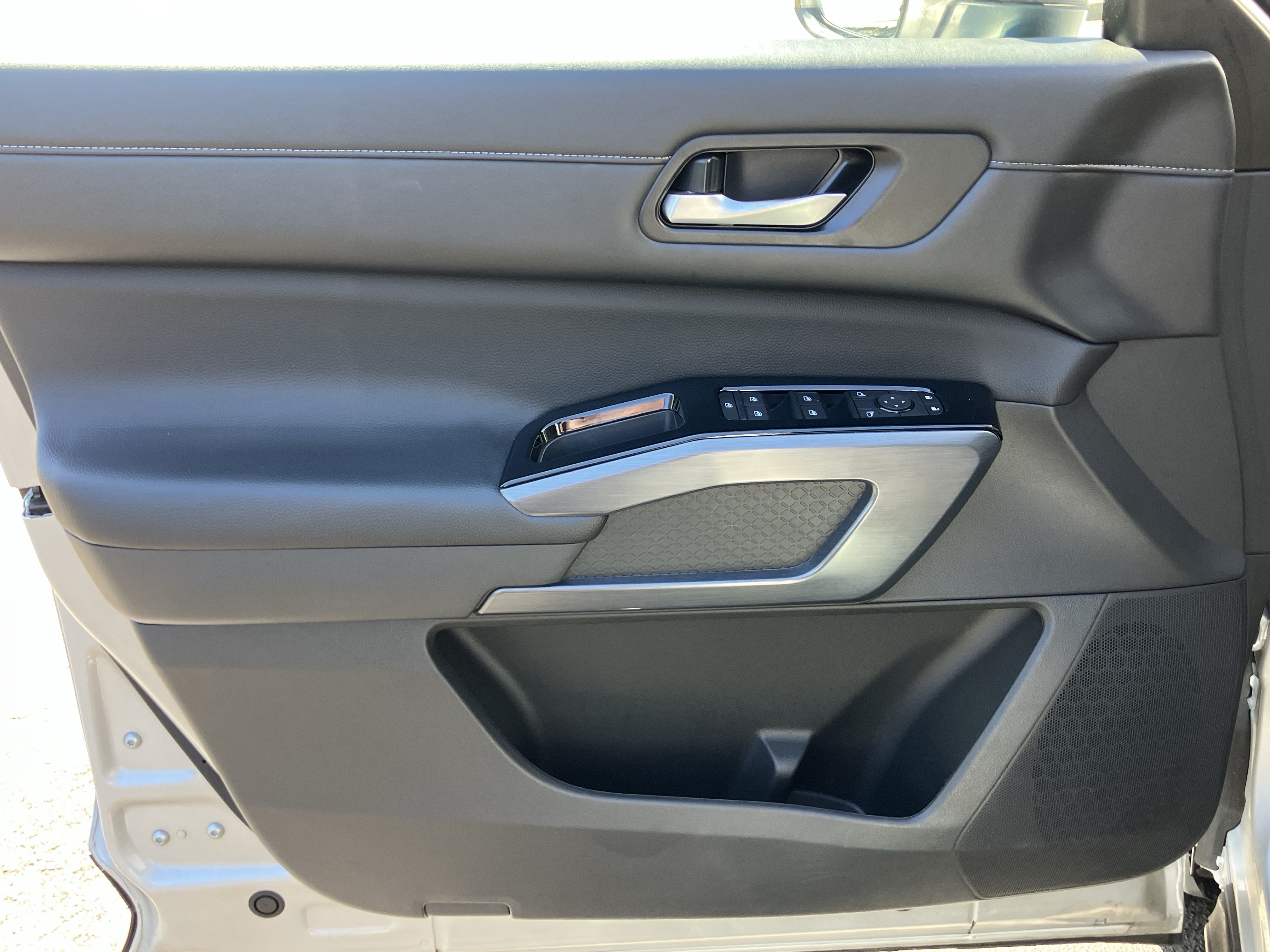 Used 2025 Nissan Pathfinder SL FWD image 14