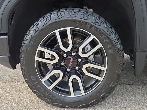 Used 2022 GMC Sierra 1500 AT4 w/ AT4 Premium Package AWD/4WD image 9