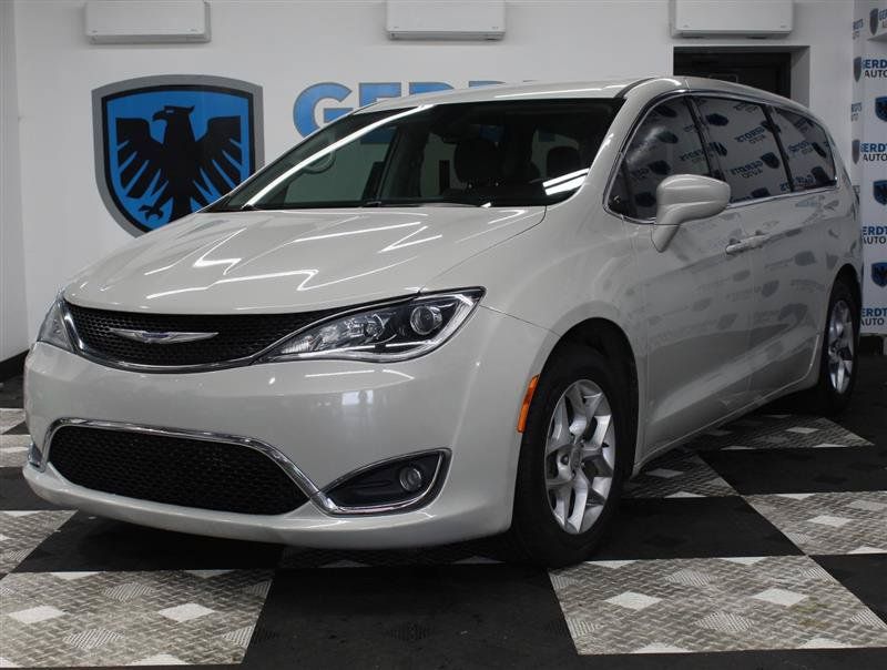 Used 2019 Chrysler Pacifica Touring Plus w/ Tire & Wheel Group FWD image 1