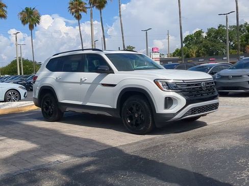 Used 2025 Volkswagen Atlas Peak Edition SE AWD/4WD image 2