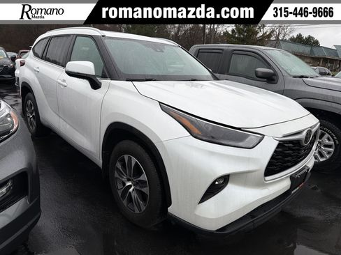 Used 2024 Toyota Highlander XLE image 1