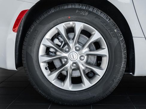 New 2026 Chrysler Pacifica Limited w/ Uconnect Theater Family Group image 18