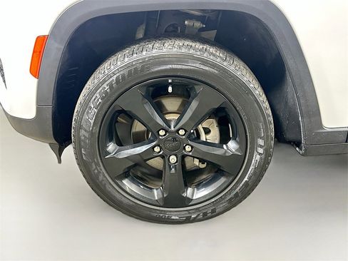 Used 2023 Jeep Grand Cherokee Altitude image 8