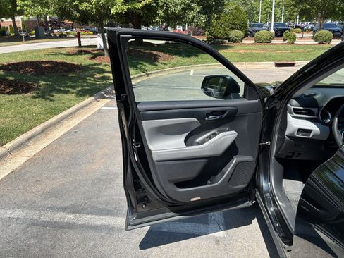 Used 2021 Toyota Highlander XLE FWD image 14