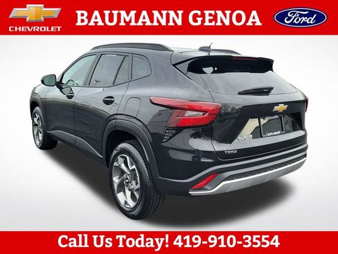 Used 2025 Chevrolet Trax LT w/ LT Convenience Package FWD image 8