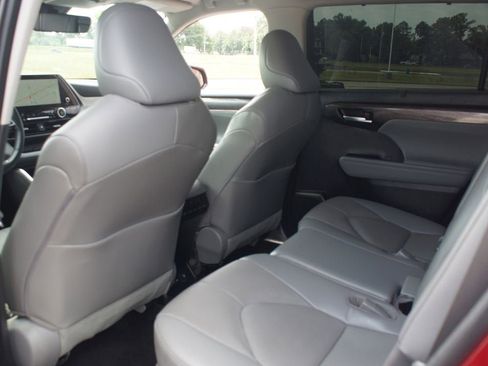 Used 2023 Toyota Highlander Limited FWD image 16