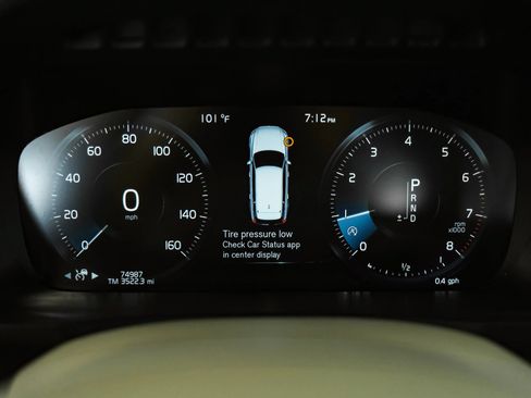 Used 2020 Volvo XC90 T5 Momentum w/ Protection Package Premier FWD image 18