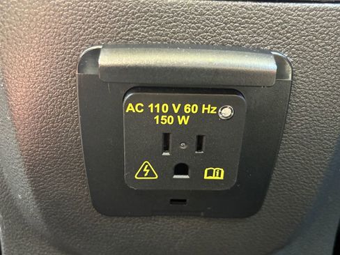 Used 2017 Ford Escape Titanium image 2