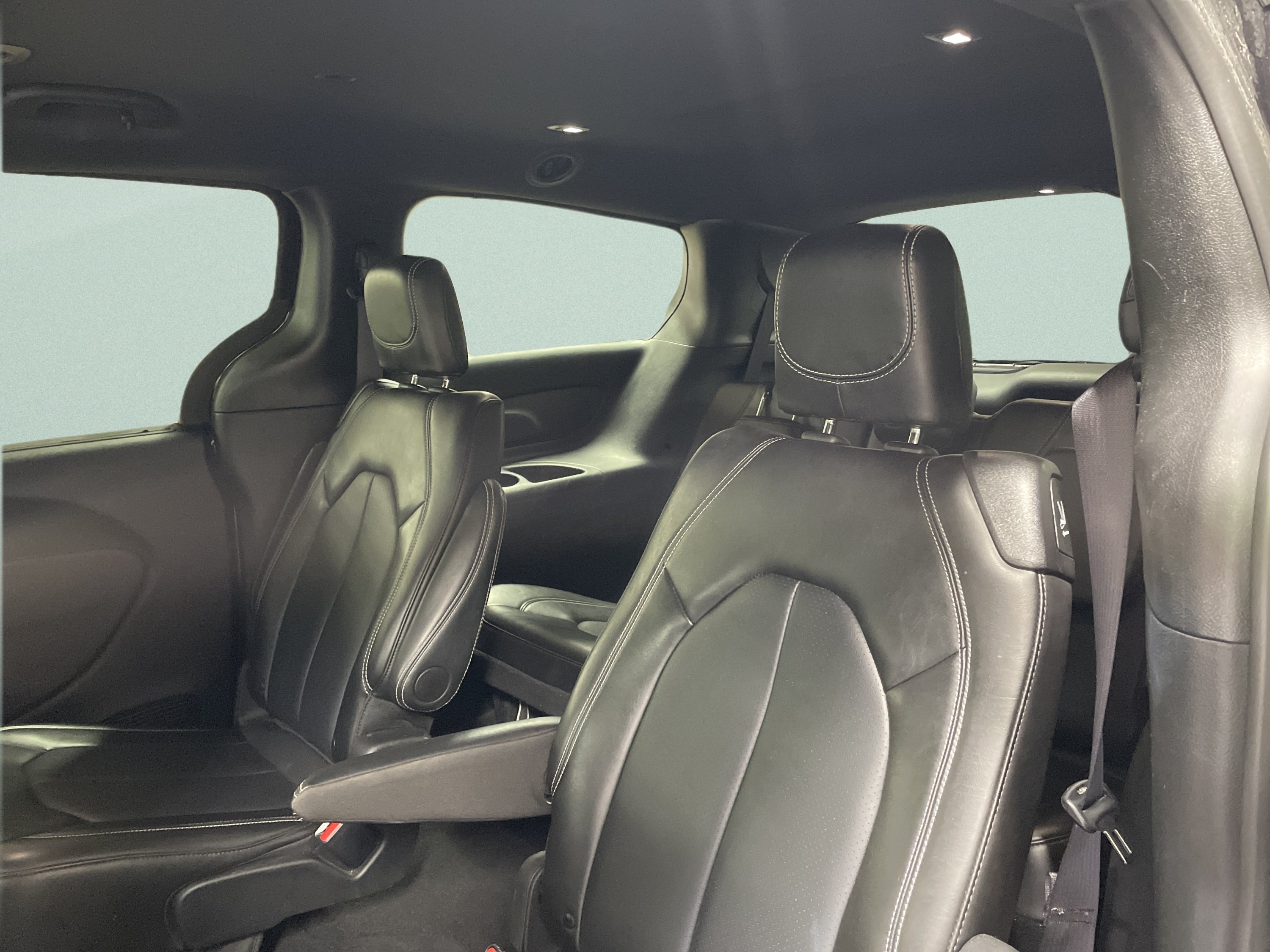 Used 2025 Chrysler Pacifica Select FWD image 9