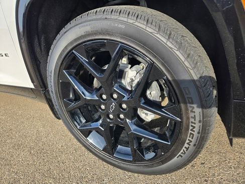 Used 2025 Chevrolet Traverse RS image 44