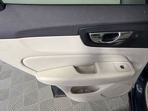 Used 2021 Volvo XC60 T5 Momentum w/ Climate Package image 27