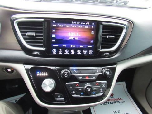 Used 2017 Chrysler Pacifica Touring-L Plus image 20