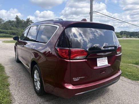 Used 2018 Chrysler Pacifica Touring-L FWD image 3