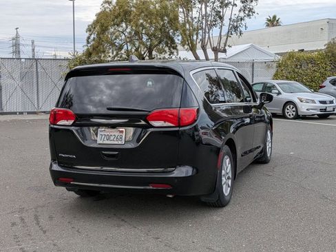 Used 2017 Chrysler Pacifica Touring image 5