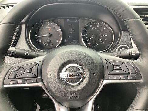 Used 2018 Nissan Rogue SV AWD/4WD image 24