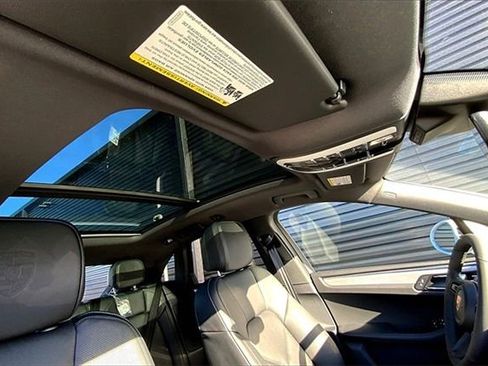 Certified 2026 Porsche Macan AWD/4WD image 32