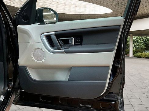 Used 2018 Land Rover Discovery Sport HSE image 18