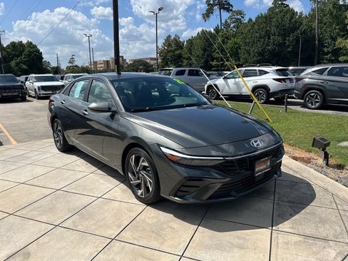 Used 2025 Hyundai Elantra SEL FWD image 3