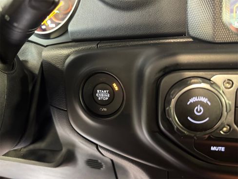 Used 2020 Jeep Wrangler Unlimited Sahara image 29