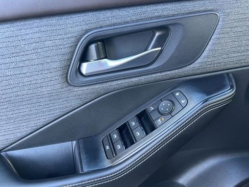 Used 2023 Nissan Rogue SV image 12