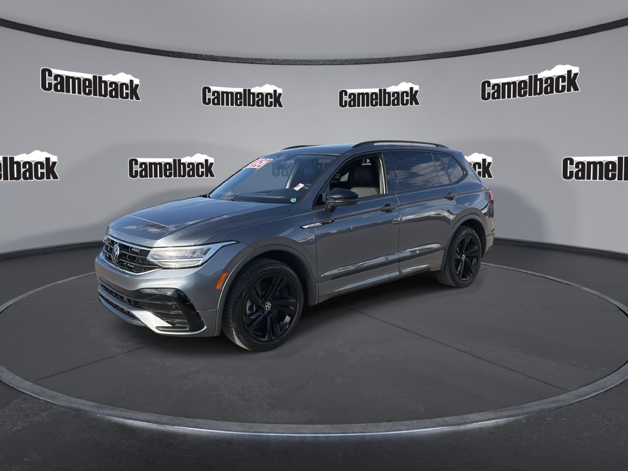 Used 2024 Volkswagen Tiguan SE R-Line FWD image 3
