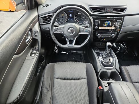 Certified 2019 Nissan Rogue SV w/ Premium Package image 11
