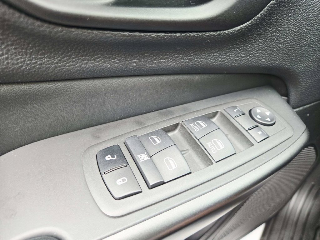 Used 2022 Jeep Cherokee Trailhawk AWD/4WD image 33