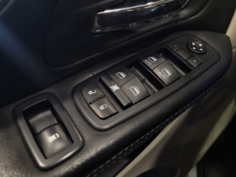 Used 2016 Chrysler Town & Country Touring FWD image 27