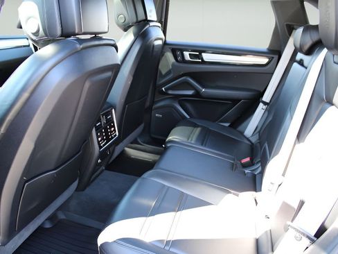 Used 2022 Porsche Cayenne Platinum Edition AWD/4WD image 19