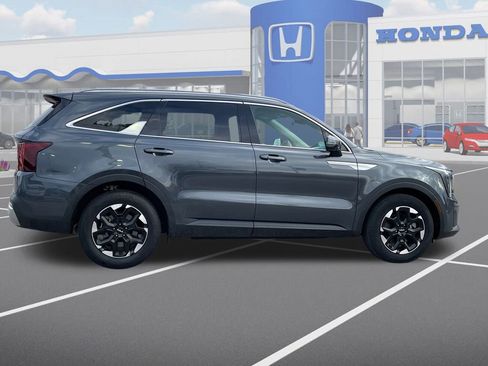 Used 2024 Kia Sorento S image 10