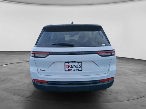 Used 2025 Jeep Grand Cherokee Altitude AWD/4WD image 7