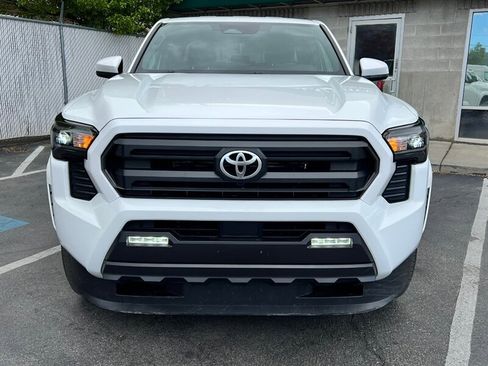 Used 2025 Toyota Tacoma SR5 image 2