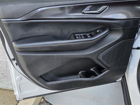 Used 2023 Jeep Grand Cherokee Laredo w/ Luxury Tech Group I image 29