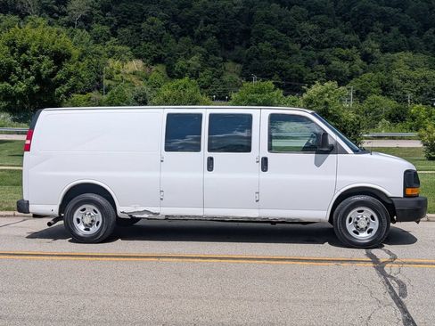Used 2011 Chevrolet Express 3500 Extended RWD image 3