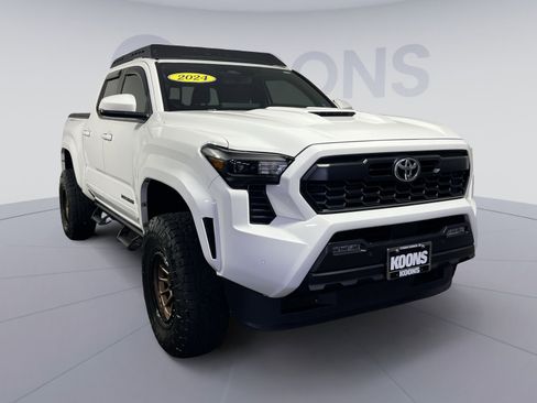 Used 2024 Toyota Tacoma TRD Sport w/ TRD Sport Upgrade Package image 10
