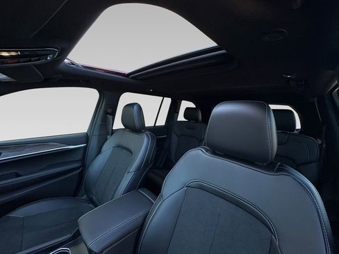 New 2026 Jeep Grand Cherokee Altitude image 6