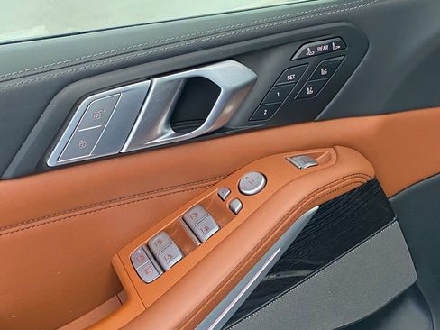 Used 2022 BMW X7 M50i w/ Dynamic Handling Package image 23