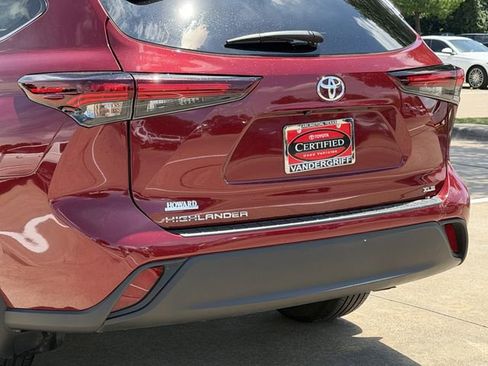 Certified 2024 Toyota Highlander XLE FWD image 6
